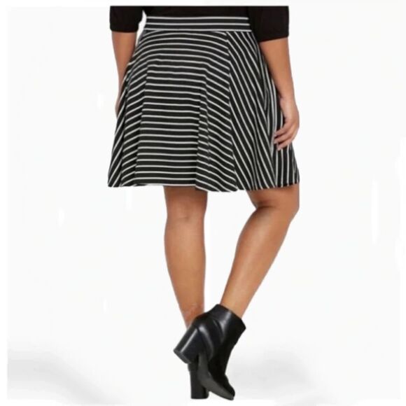 TORRID Black White Striped Circle Skater Skirt 3X - Picture 6 of 9